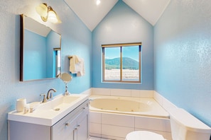 Shower, hair dryer, towels - Charming Craftsman Escape Minutes from Snowbowl (Flagstaff)