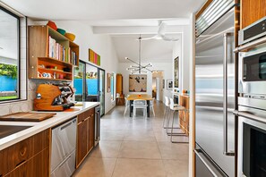 Fridge, microwave, oven, stovetop - Beautiful Mid-Century Modern Home w/Private Heated Pool & Spa - Dog Welcome (Palm Springs)