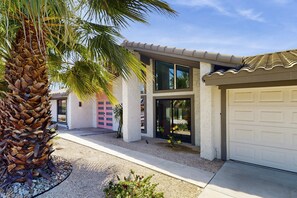 Exterior - Beautiful Mid-Century Modern Home w/Private Heated Pool & Spa - Dog Welcome (Palm Springs)