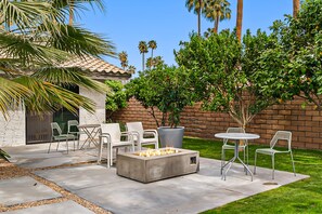 Outdoor dining - Beautiful Mid-Century Modern Home w/Private Heated Pool & Spa - Dog Welcome (Palm Springs)
