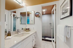 Shower, hair dryer, towels - Delightful and sophisticated condo with shared tennis, outdoor pool, & spa (Palm Springs)