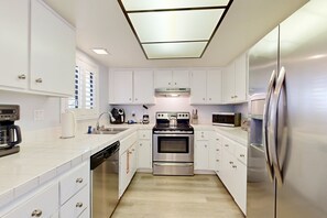 Fridge, microwave, oven, stovetop - Lovely Palm Tree Retreat with Pools, Hot Tubs & Tennis | Near Golf & Dining (Palm Springs)