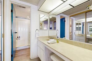 Een douche, een haardroger, handdoeken