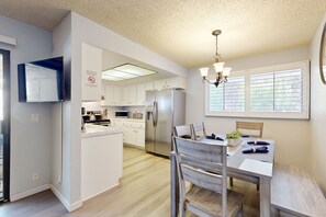 Dining - Lovely Palm Tree Retreat with Pools, Hot Tubs & Tennis | Near Golf & Dining (Palm Springs)