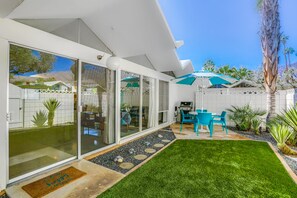 Outdoor dining - Charming & bright mid-century condo with shared pool - Free WiFi (Palm Springs)