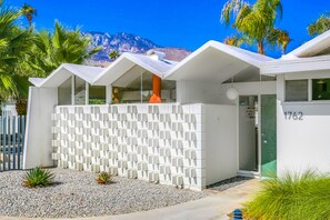 Exterior - Charming & bright mid-century condo with shared pool - Free WiFi (Palm Springs)