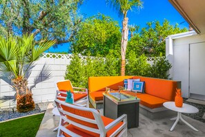 Terrace/patio - Charming & bright mid-century condo with shared pool - Free WiFi (Palm Springs)