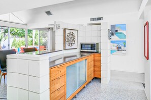Fridge, microwave, oven, stovetop - Charming & bright mid-century condo with shared pool - Free WiFi (Palm Springs)