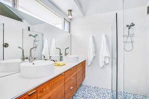 Shower, hair dryer, towels - Charming & bright mid-century condo with shared pool - Free WiFi (Palm Springs)