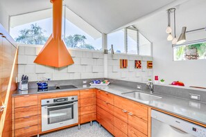 Fridge, microwave, oven, stovetop - Charming & bright mid-century condo with shared pool - Free WiFi (Palm Springs)