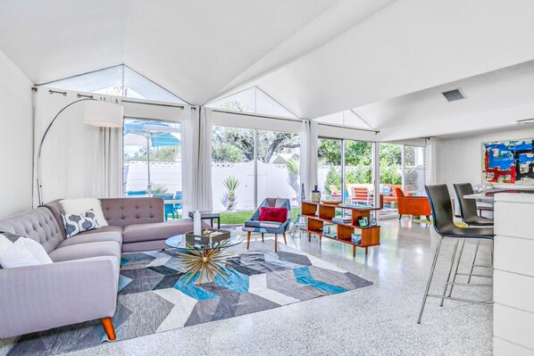 Smart TV, DVD player - Charming & bright mid-century condo with shared pool - Free WiFi (Palm Springs)
