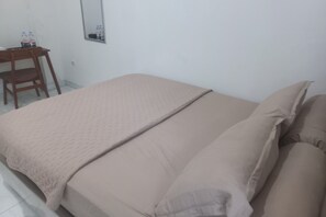 Room - OYO 95184 Ms Home Syariah (Tegal)