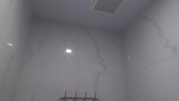 Standard Twin Room | Bathroom | Shower, towels, soap, shampoo