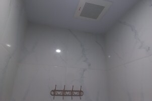 Ducha, toallas, jabón, shampoo