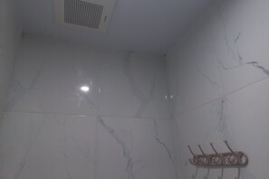 Standard Double Room | Bathroom - OYO 95184 Ms Home Syariah (Tegal)