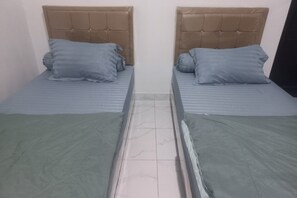 Desk, free WiFi, bed sheets - OYO 95184 Ms Home Syariah (Tegal)