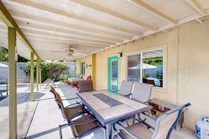 Outdoor dining - Movie Colony Oasis | Pool, Spa & Mountain Views | Near Downtown Palm Springs (Palm Springs)