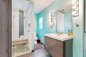 Shower, hair dryer, towels - Movie Colony Oasis | Pool, Spa & Mountain Views | Near Downtown Palm Springs (Palm Springs)