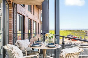 Outdoor dining - The View B13 Fain Leewen - Balcony, elevator,shared. Sauna, parking, EV charging (Dagebüll)