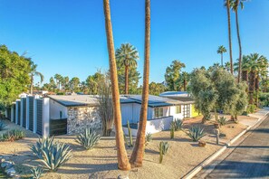 Exterior - Retro style dog-friendly home with private pool/spa, firepit & on-site golf (Palm Springs)