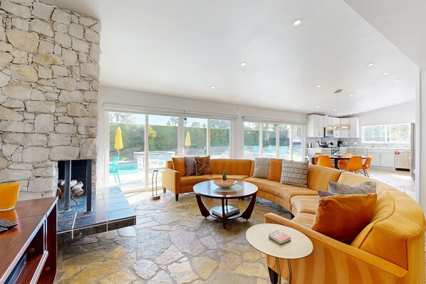 Smart TV, fireplace, DVD player - Retro style dog-friendly home with private pool/spa, firepit & on-site golf (Palm Springs)