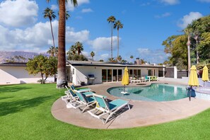 A heated pool - Retro style dog-friendly home with private pool/spa, firepit & on-site golf (Palm Springs)