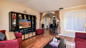 Smart TV, DVD player - Classic condo with gated entrance, mountain views & grill - dog-friendly (Palm Springs)
