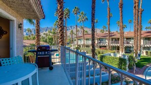Outdoor dining - Classic condo with gated entrance, mountain views & grill - dog-friendly (Palm Springs)
