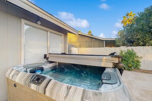 Outdoor spa tub - Charming desert stay with enclosed yard, pool, chef's kitchen, smart TVs, & W/D (Scottsdale)