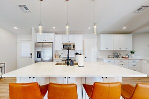 Fridge, microwave, oven, stovetop - Charming desert stay with enclosed yard, pool, chef's kitchen, smart TVs, & W/D (Scottsdale)