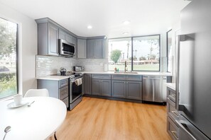 Fridge, microwave, oven, stovetop - Golf Course Front Home with Shared Pool, Fast WiFi, Central AC, and Washer/Dryer (Rancho Mirage)