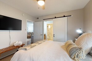 2 bedrooms, iron/ironing board, free WiFi, bed sheets - Ground-floor condo with on-site pool, pickleball, hot tub, gym & private balcony (Chandler)