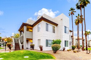 Exterior - Ground-floor condo with on-site pool, pickleball, hot tub, gym & private balcony (Chandler)