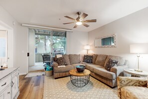 Smart TV, DVD player, books - Ground-floor condo with on-site pool, pickleball, hot tub, gym & private balcony (Chandler)
