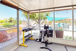 Fitness facility - Dog-friendly home with private pool, yoga studio, fitness room & great patio (Sun City)