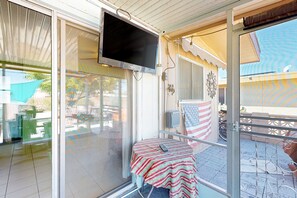 Outdoor dining - Dog-friendly home with private pool, yoga studio, fitness room & great patio (Sun City)