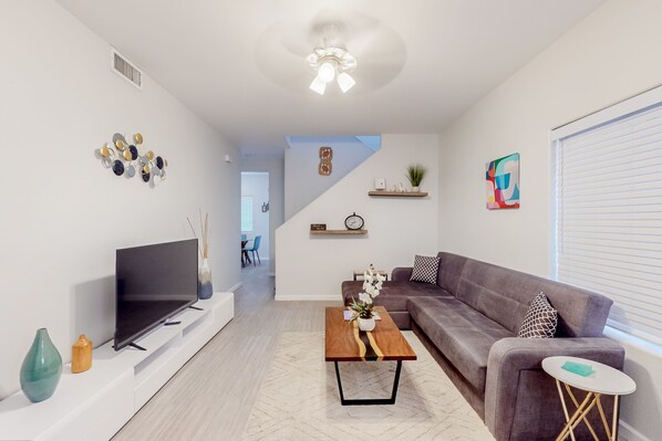 Smart TV - 2-story home near downtown with outdoor pool, private patio, streaming, W/D, AC (Tempe)