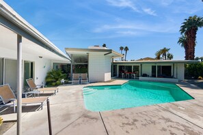 A modern house with a swimming pool, outdoor seating, and palm trees. - Historical, mid-century modern home w/ a private pool & gas grill - dogs welcome (Rancho Mirage)