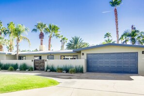 Property grounds - Classic Palm Springs Retreat with Mountain-View Pool (Palm Springs)