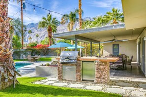 Outdoor dining - Classic Palm Springs Retreat with Mountain-View Pool (Palm Springs)