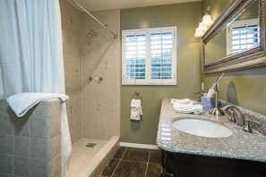 Shower, hair dryer, towels - Classic Palm Springs Retreat with Mountain-View Pool (Palm Springs)