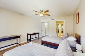 2 bedrooms, free WiFi, bed sheets - Beautiful renovated condo w/ community pool, private W/D, central A/C (Tempe)