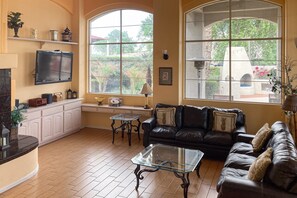 Smart TV - Modern Luxury Condo in a gated community with shared pool & hot tub (Scottsdale)