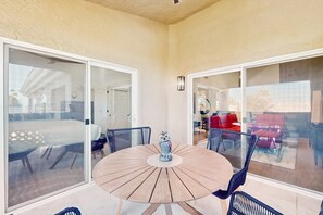 Outdoor dining - Modern Luxury Condo in a gated community with shared pool & hot tub (Scottsdale)