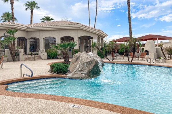 A heated pool - Modern Luxury Condo in a gated community with shared pool & hot tub (Scottsdale)