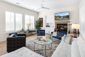 Smart TV, fireplace - Luxury lakefront desert home w/ private pool, pool spa, putting greens (Rancho Mirage)