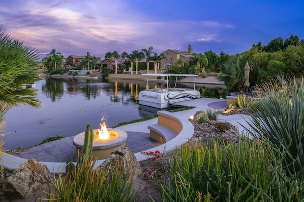 Property grounds - Luxury lakefront desert home w/ private pool, pool spa, putting greens (Rancho Mirage)