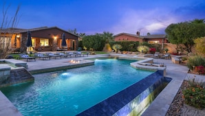 Une piscine avec des chaises longues et un espace patio.