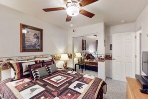 3 bedrooms, desk, iron/ironing board, free WiFi - Two-story home with game room, large deck, bbq grill, & yard (Lakeside)
