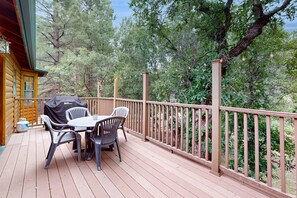 Outdoor dining - Two-story home with game room, large deck, bbq grill, & yard (Lakeside)